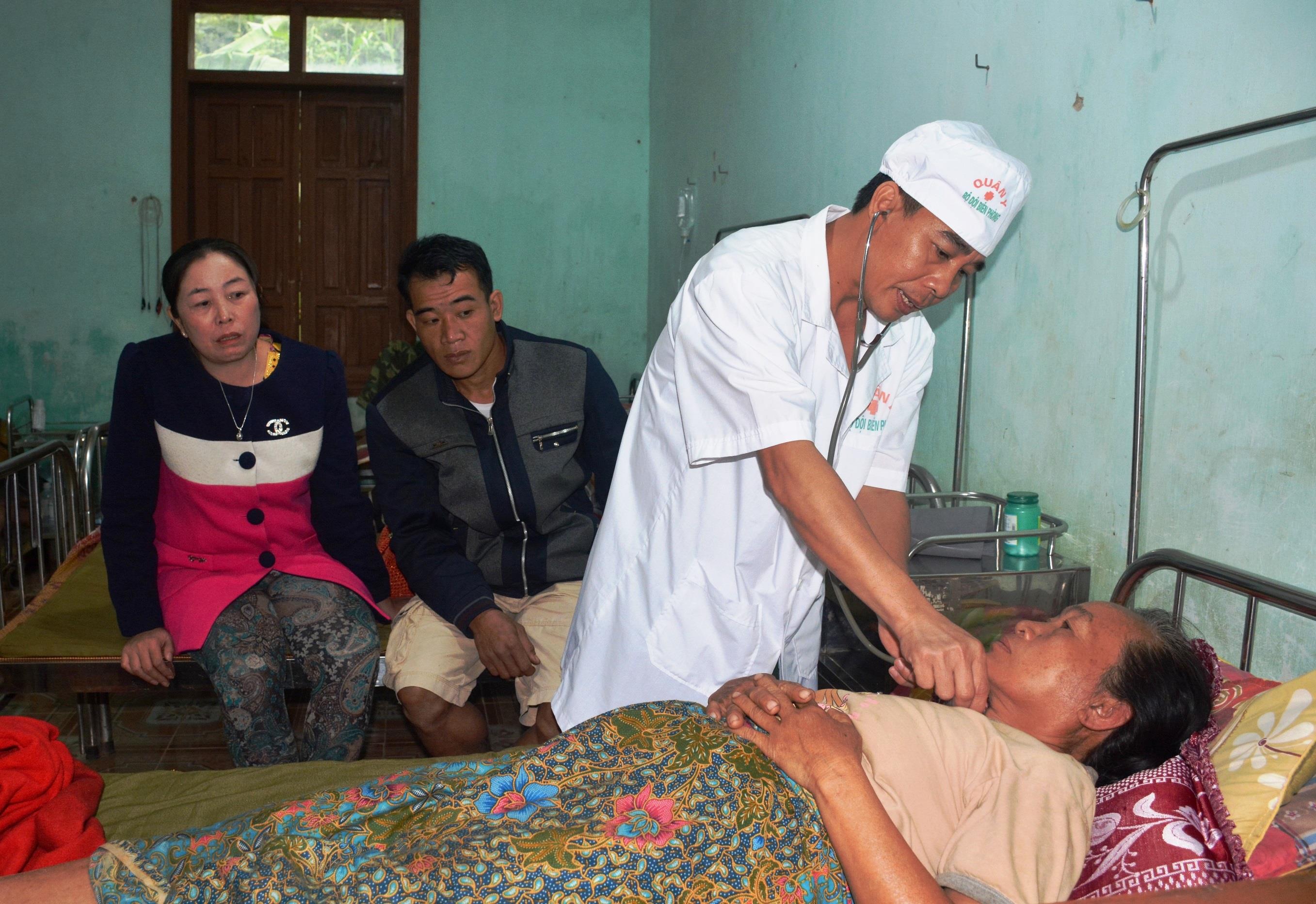 Thầy thuốc quân hàm xanh trên đất bạn Lào